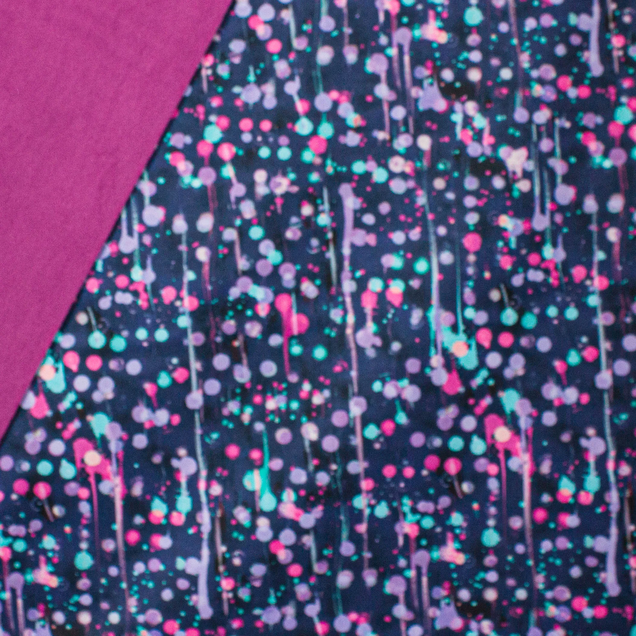Donkerblauwe softshell met verfspatten, purper fleece achterzijde
